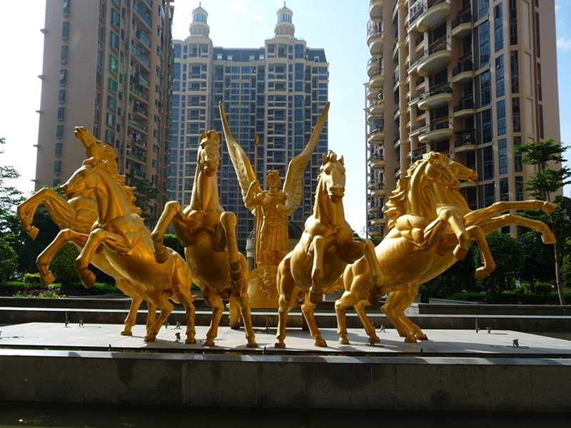 金色雕塑骏马